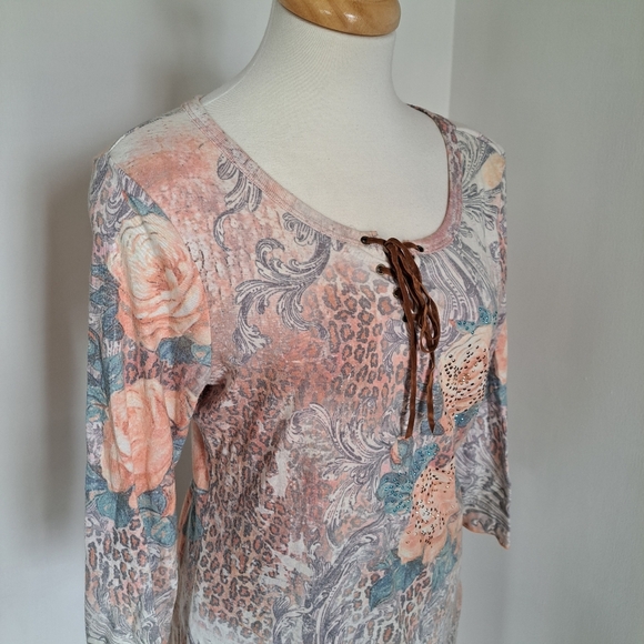 One world | Pink Rose colorful cropped sleeve shirt with rhinestones - Picture 5 of 12